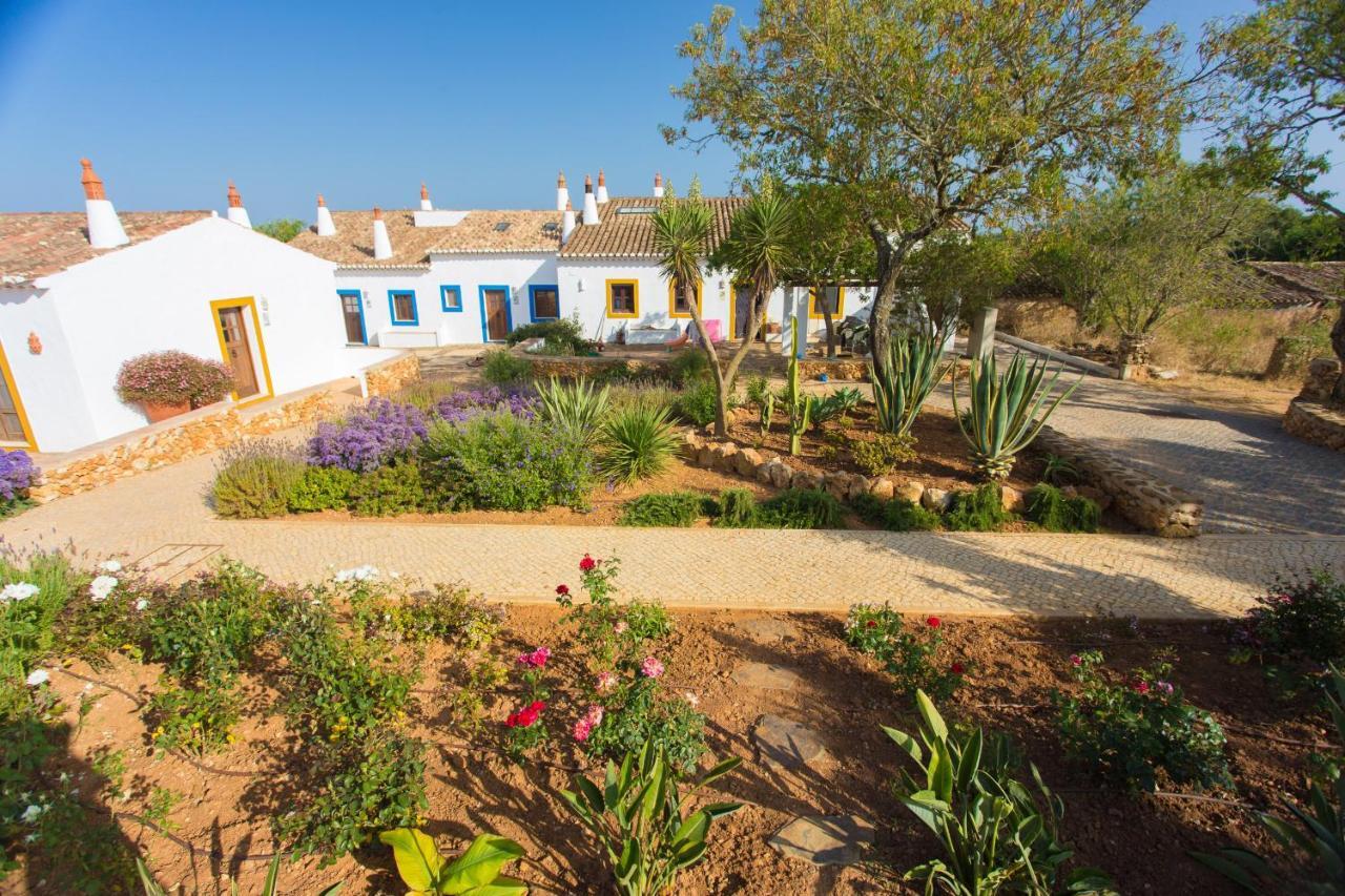 Casas Da Capela Do Monte, Country *